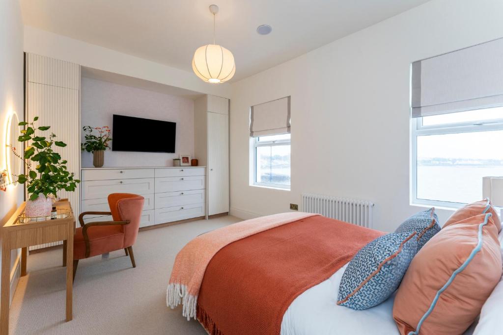 2-Bed - Sleeps 6 - Seafront View with Free Parking, Donaghadee