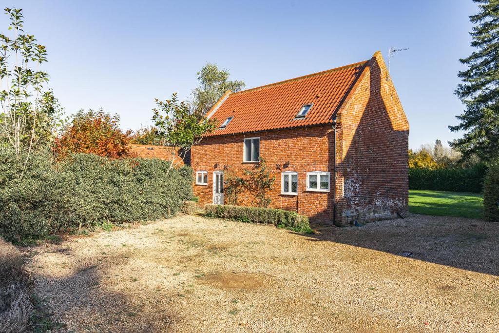 Luxury barn Retreat - sleeps 2-4, quiet location with parking, Wymondham