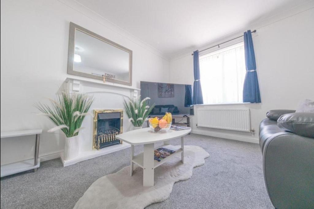 Sleeps 5 - Private Garden- Free Parking, Corby