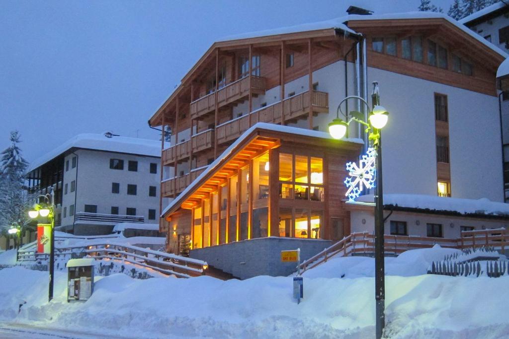Exterior view, Hotel Garni Caminetto in Madonna di Campiglio