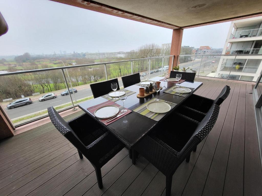 Spacious apartment with large terrace & parking in Ostend, Ostende