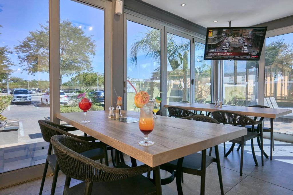 トラベロッジ ホテル (TraveLodge Hotel)