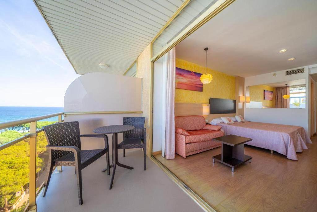 Hotel Blaumar — Hotel rooms in Blanes, Catalonia