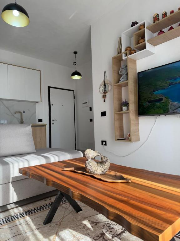 Troy's Beachside Escape, Durrës