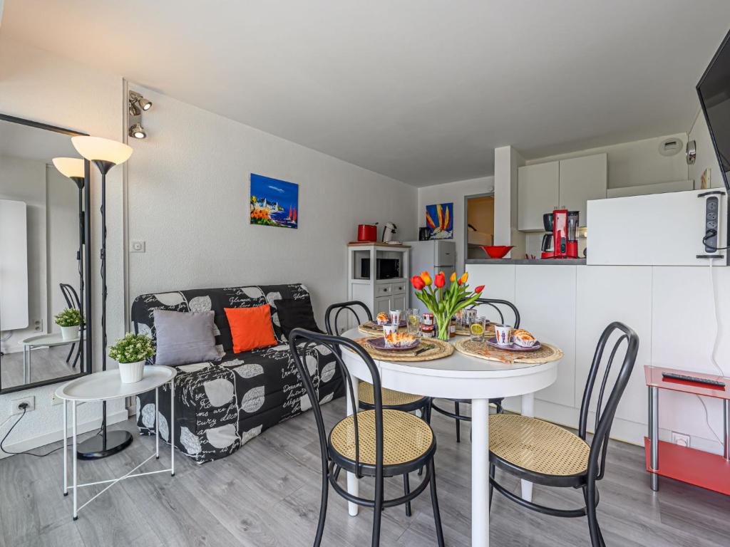 Apartment Piscine et Plage-1 by Interhome - 2