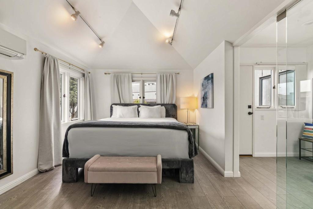 Chic La Jolla Studio Steps to Ocean & Dining, San Diego