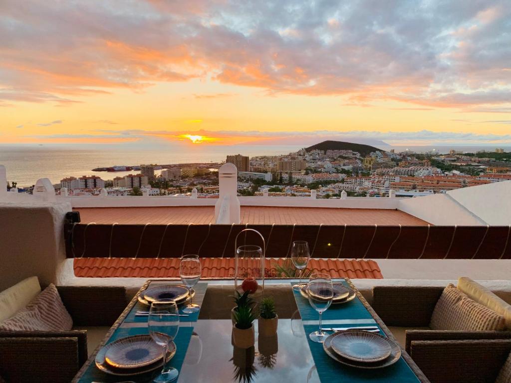 Sunset View Studio at Port Royale with heated pool and free Wi-Fi, Arona