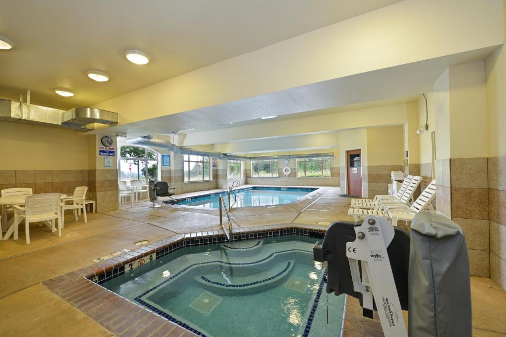 Comfort Suites Eugene University スイミングプール