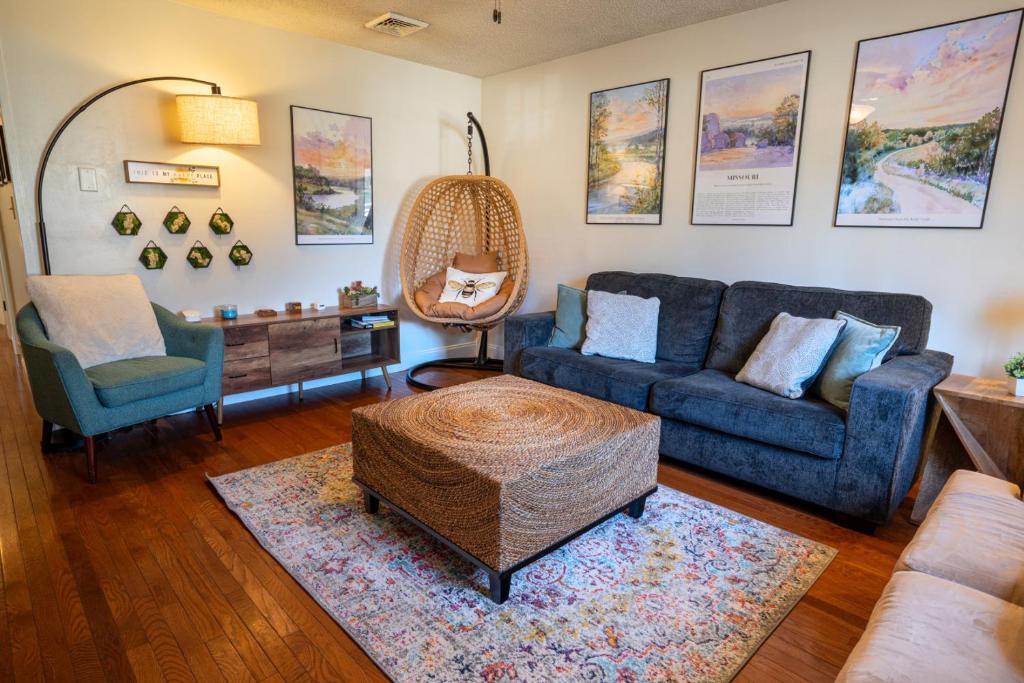 Main Retreat with King Bed in Master and has Garage, Springfield