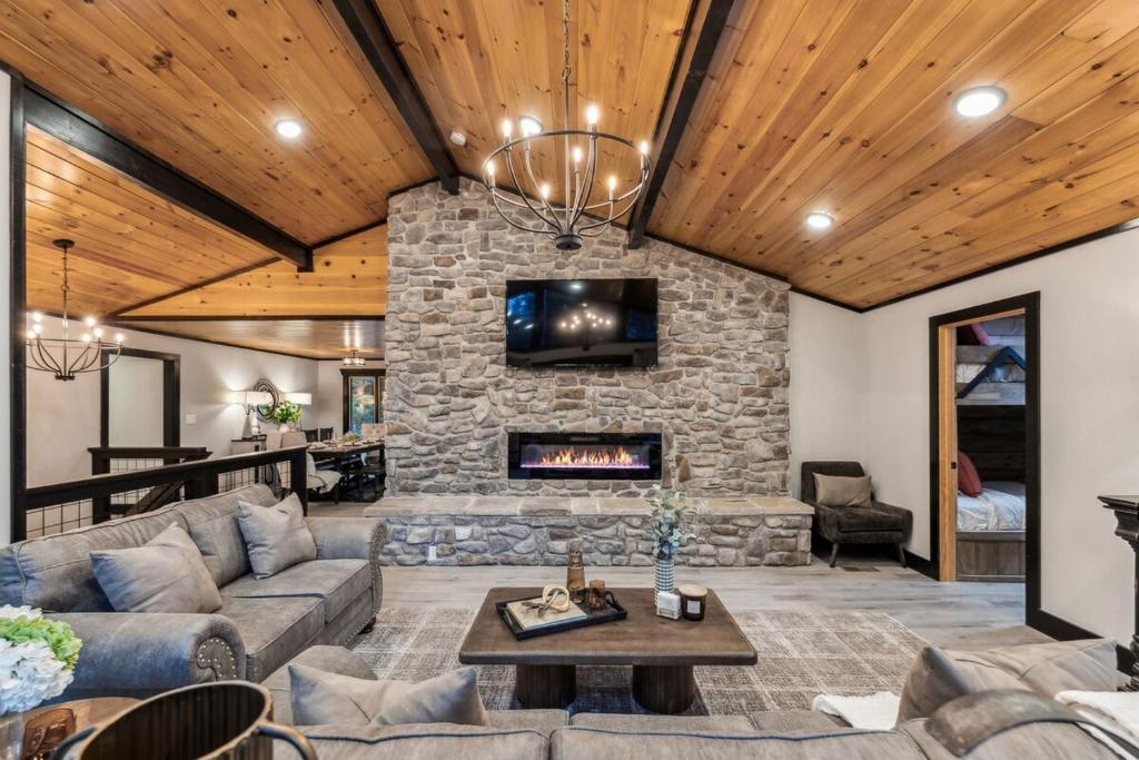 Honeybear Hideaways - Luxurious Modern 7BR Cabin with Indoor Pool, Game Room, Hot Tub & Fireplace, Sevierville