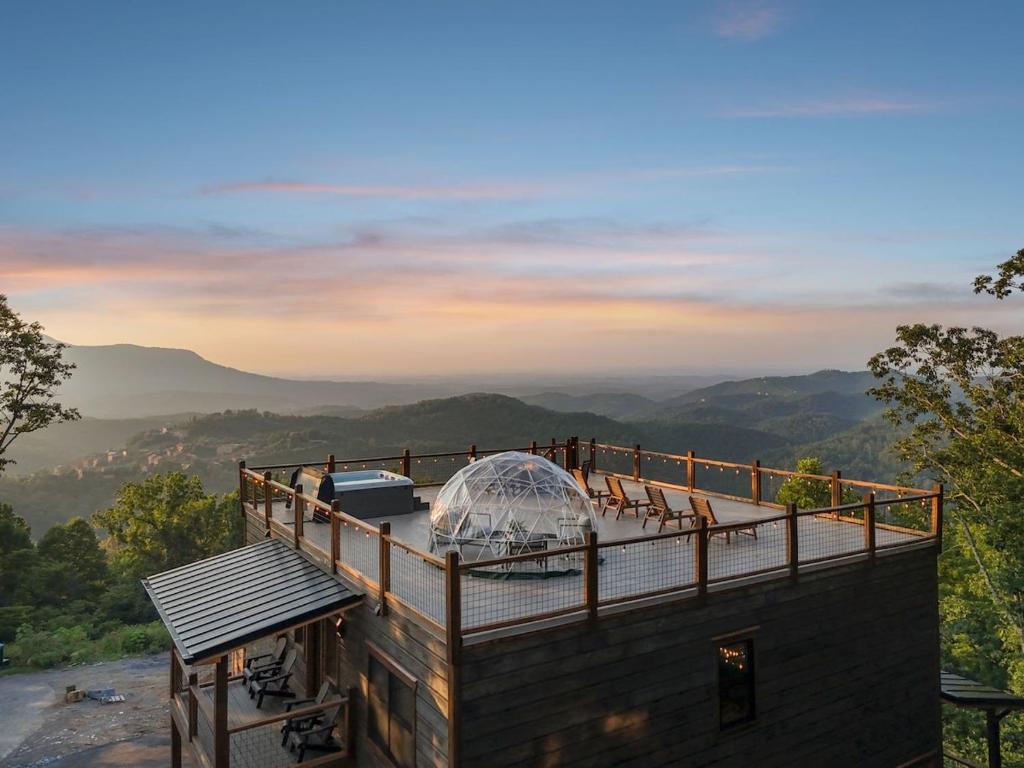 Honeybear Hideaways - #1 Luxury Haven Cabin with Breathtaking Mountain Views, Indoor Pool, Bowling Alley, and Golf, Pigeon Forge