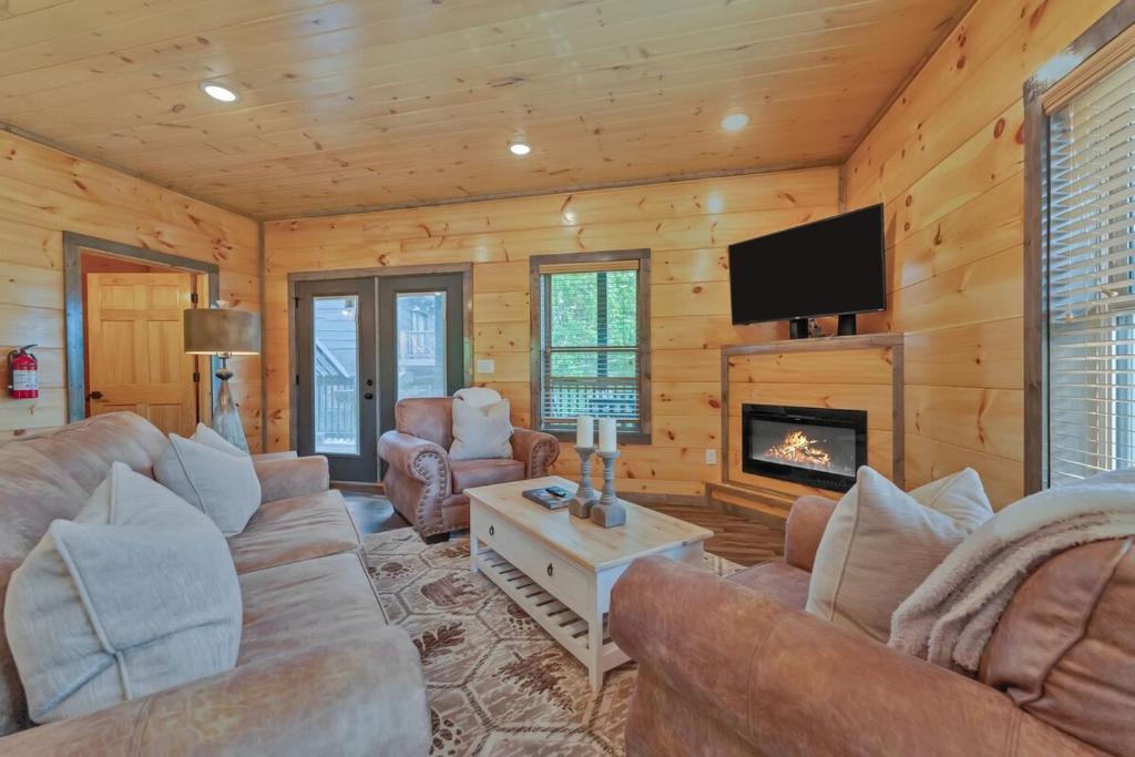 Honeybear Hideaways - Spacious Wrap Around Decks Cabin with Pool & Hot Tub, Sevierville