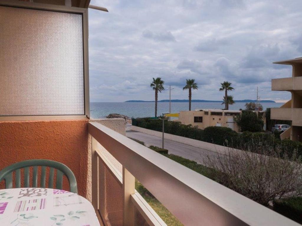 Le Lavandou: studio cabine 4p, proche plage, clim, parking - FR-1-803-81 - 2