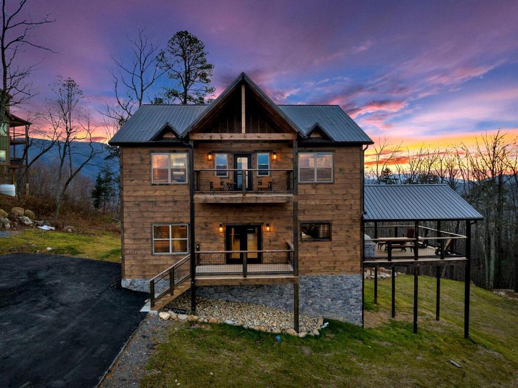 Honeybear Hideaways - Modern Luxurious Cabin with Pool, Hot Tub, Fire Place, Game Room and Theater Room, Pigeon Forge