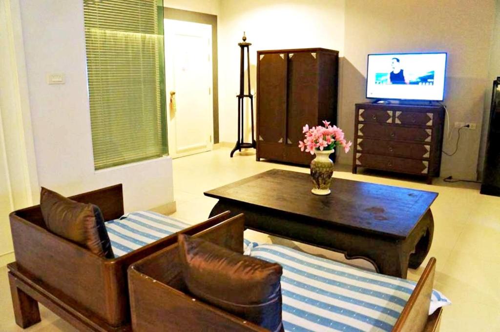 Shared lounge/TV area