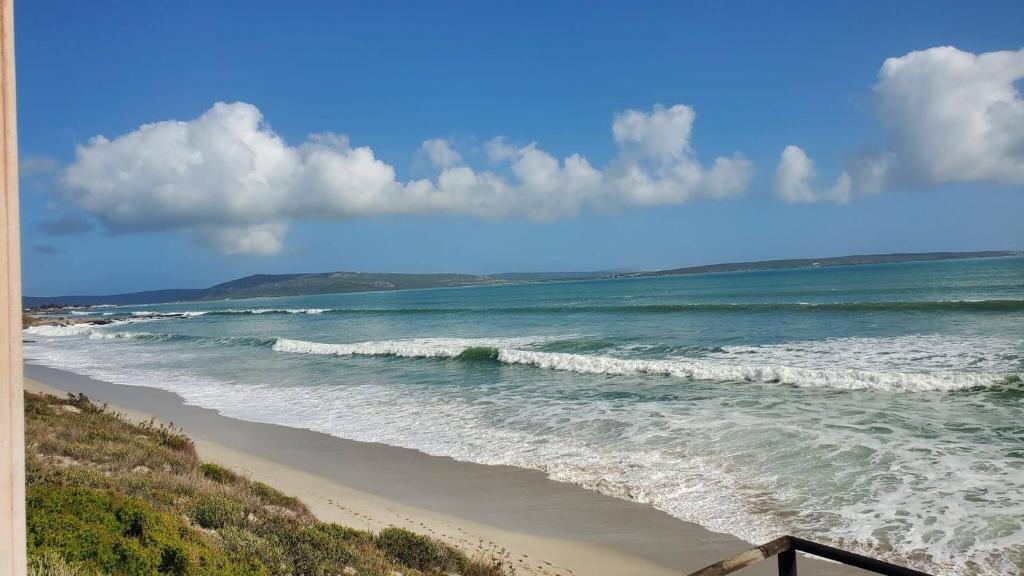 Seaside Retreat in Langebaan with Hot Tub and BBQ, Langebaan