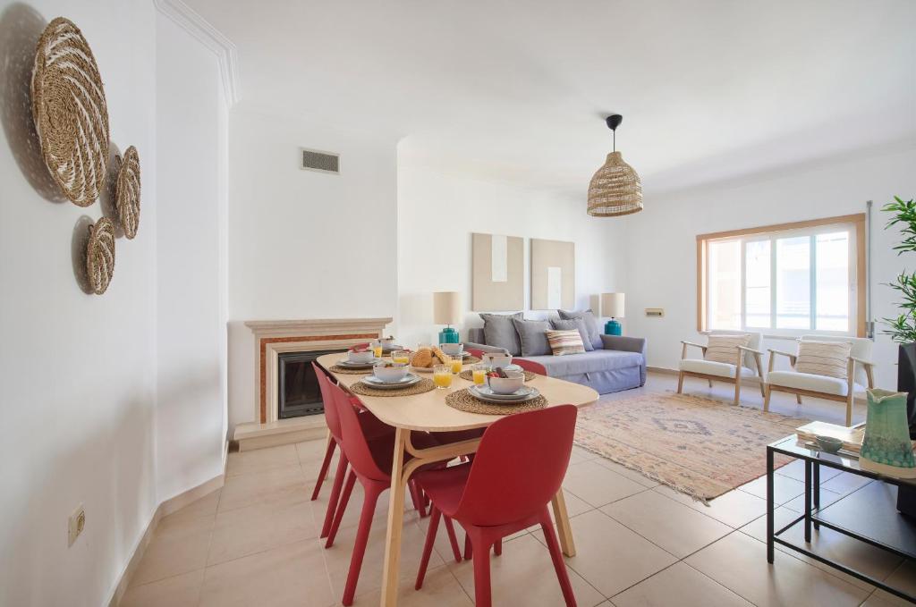 Spacious Apt Near Beach & Train, By TimeCooler, Setúbal