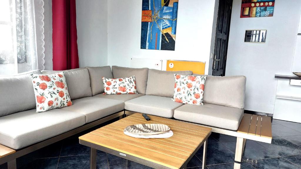 Apartment mit privatem Balkon sowie Meer- und Gebirgsblick im modernen Stil - 3