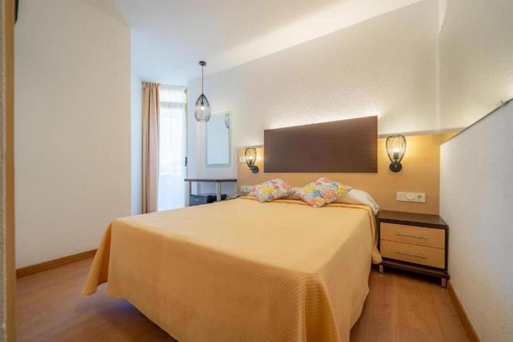 Hotel Blaumar — Hotel rooms in Blanes, Catalonia