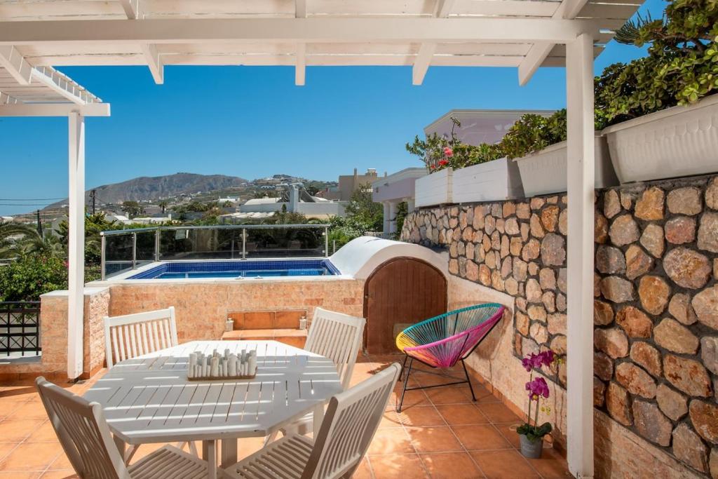 Villa Helena Santorini- Private Plunge Pool & BBQ, Mesariá