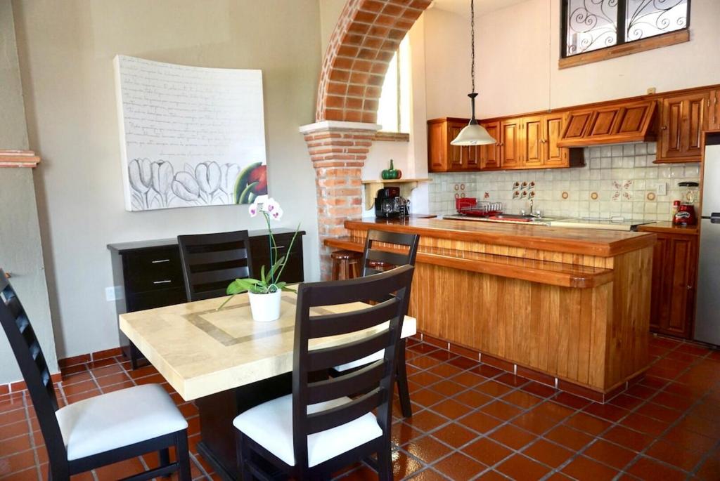 Walk To Beach & Malecon -Apartment with Sunny Roof Terrace, Puerto Vallarta