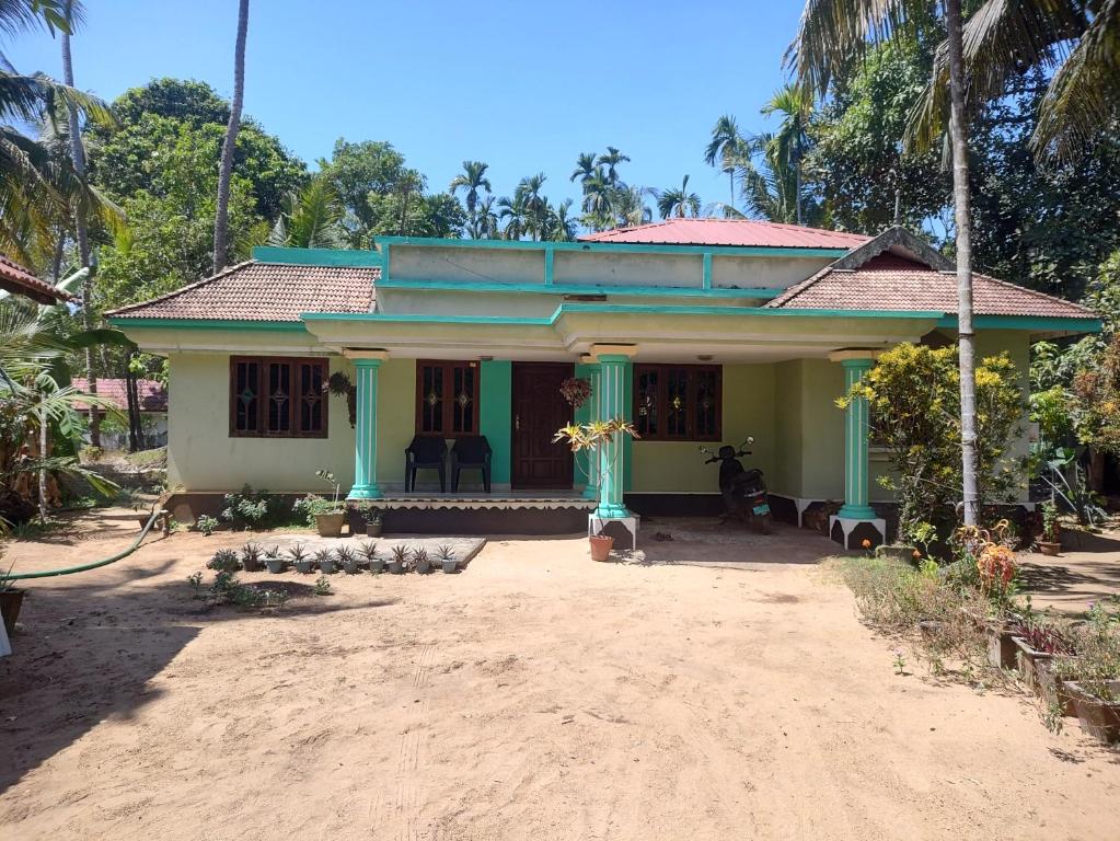 Katadi beach homestay의 아늑한 객실 내부