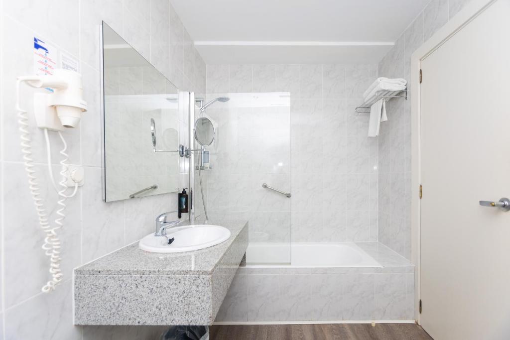 Hotel Brisa Marina — Hotel rooms in S'Illot, Balearic Islands