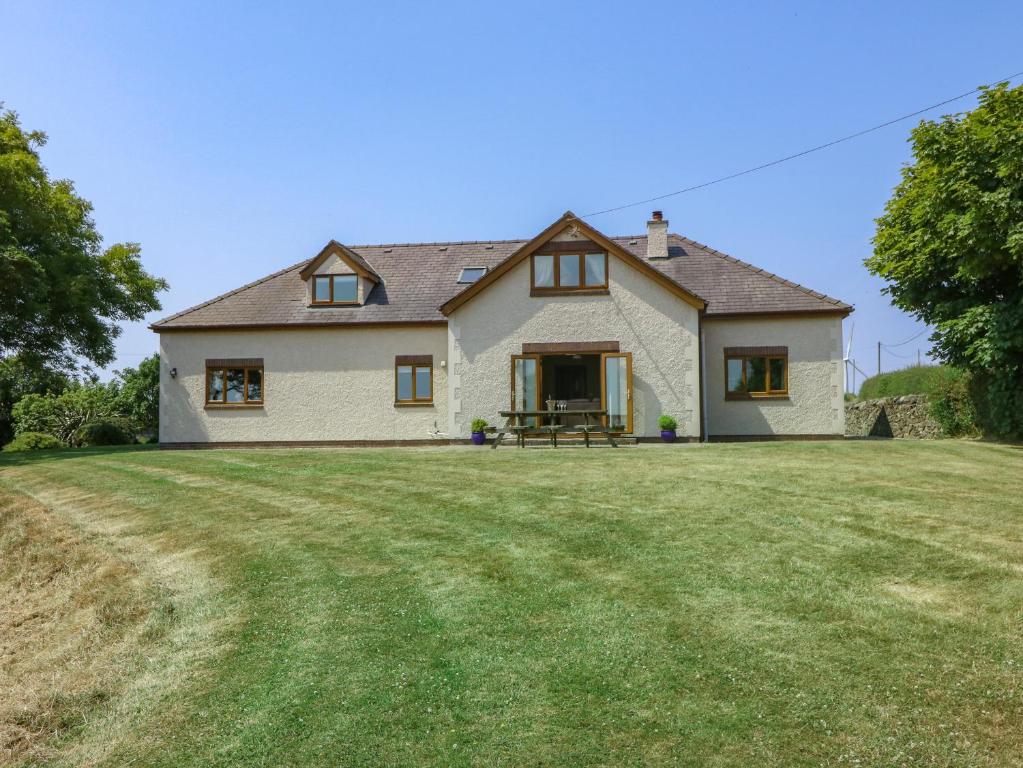 Fferam Y Llyn, Llanfflewyn