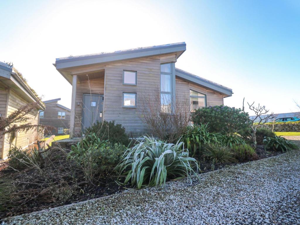 Una, Lodge 77, St Ives