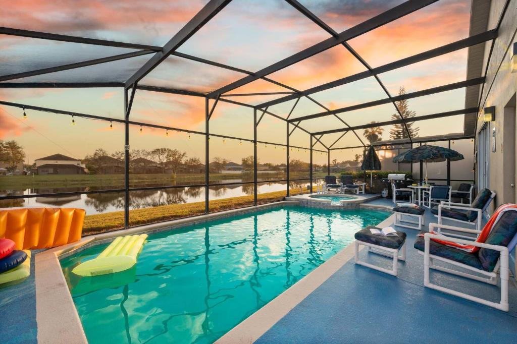 Single-Level Home w Heated Pool & 9MI to Disney, Orlando