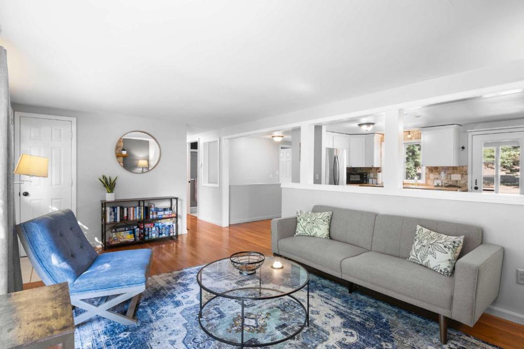 Peaceful 4-bed getaway across from Clam Lake, Bellaire