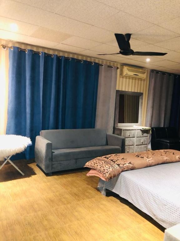 A room with margalla hills view, Islámábád