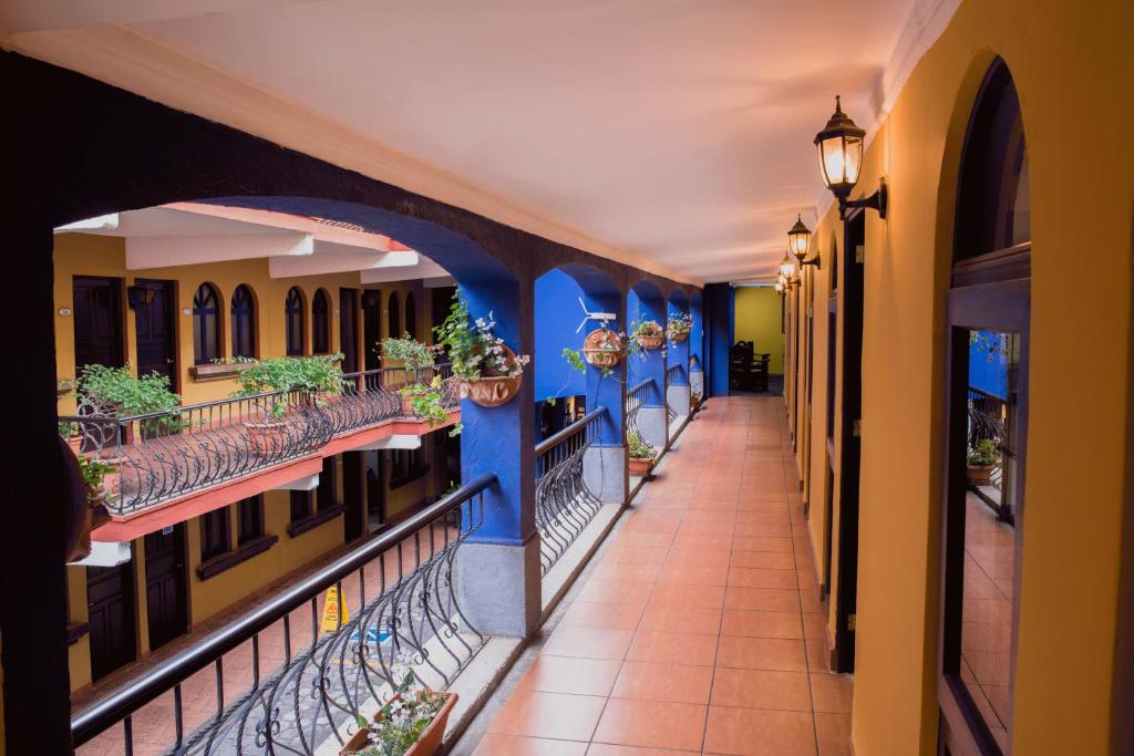 Bar/lounge, Hotel Villa Espanola in Guatemala City