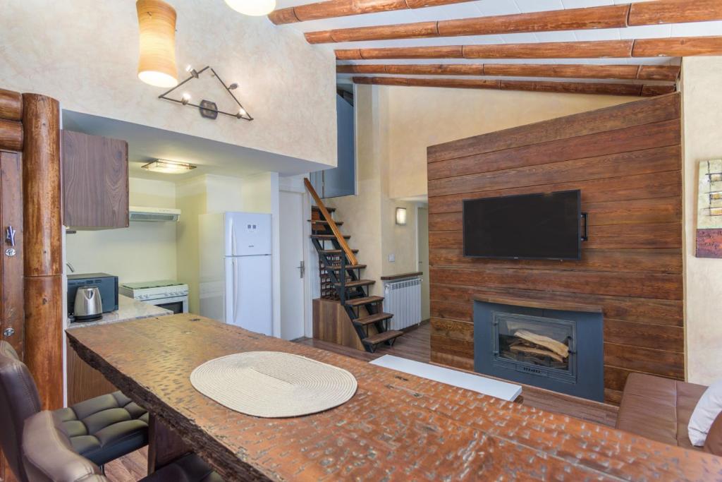 Woodvale - Sleek 3-Bedroom Apt in kfardebian, Fārayyā