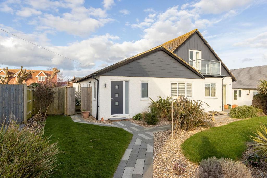 Shoreline Hideaway By The Butler Collection, Lancing