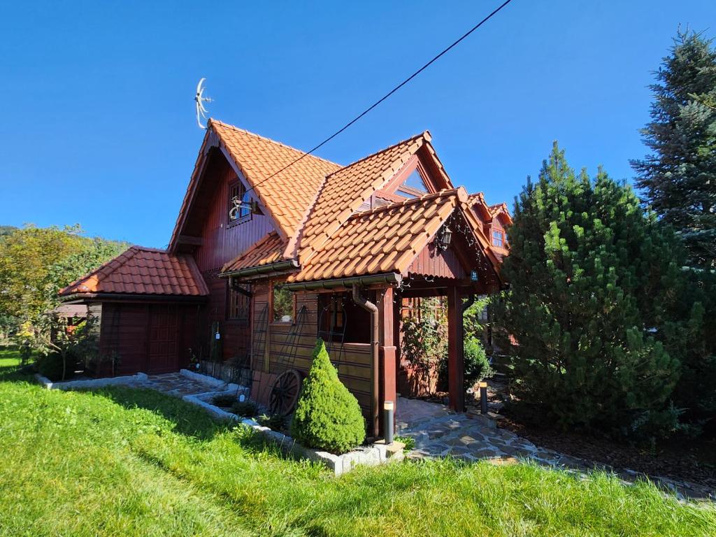 Koloc dom drewniany, Ujsoły