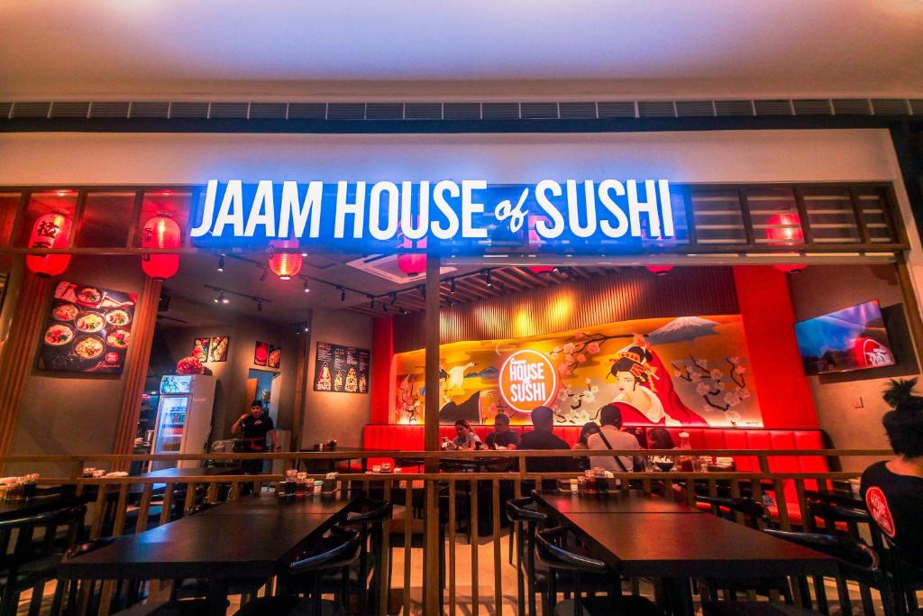 Urban Hideaway Cozy Makati Giggles Swim Gym Park Laugh Eat 3352, Manila