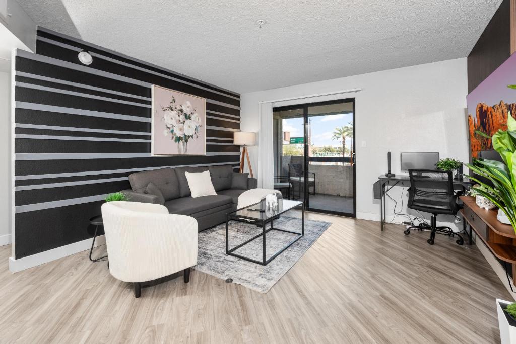 Chill 2BR Near ASU, Pool, Grill, Parking,Pet Frndly, Tempe