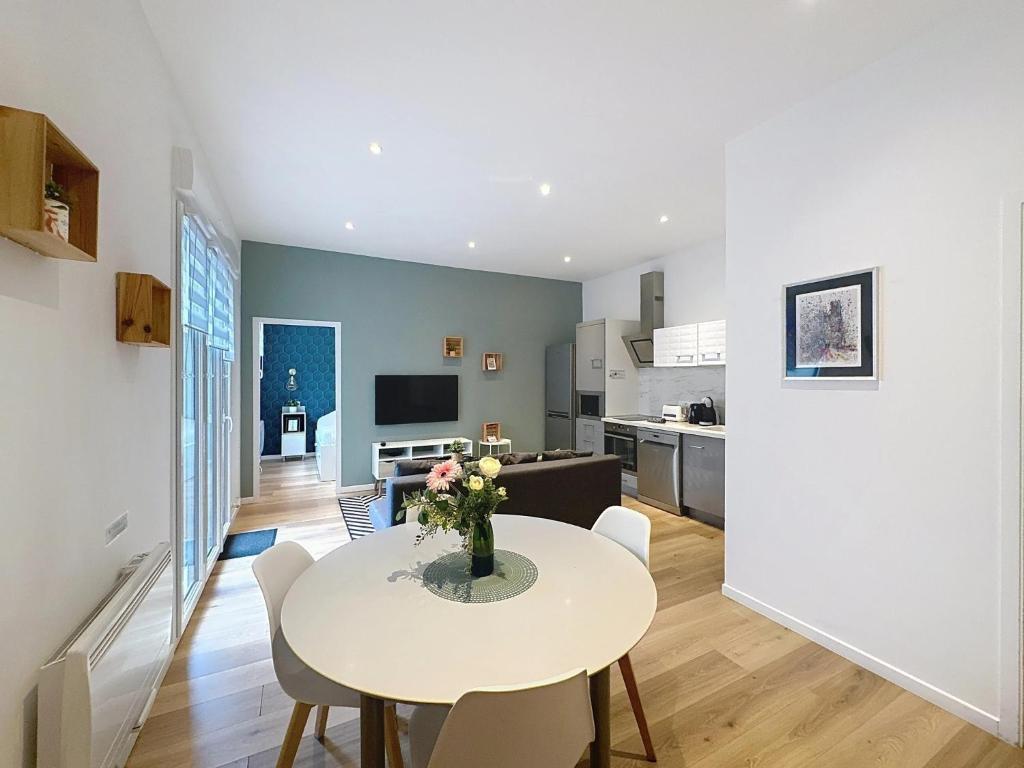 Le Sacré - CENTRE - Cour privative - PARKING, Remeš