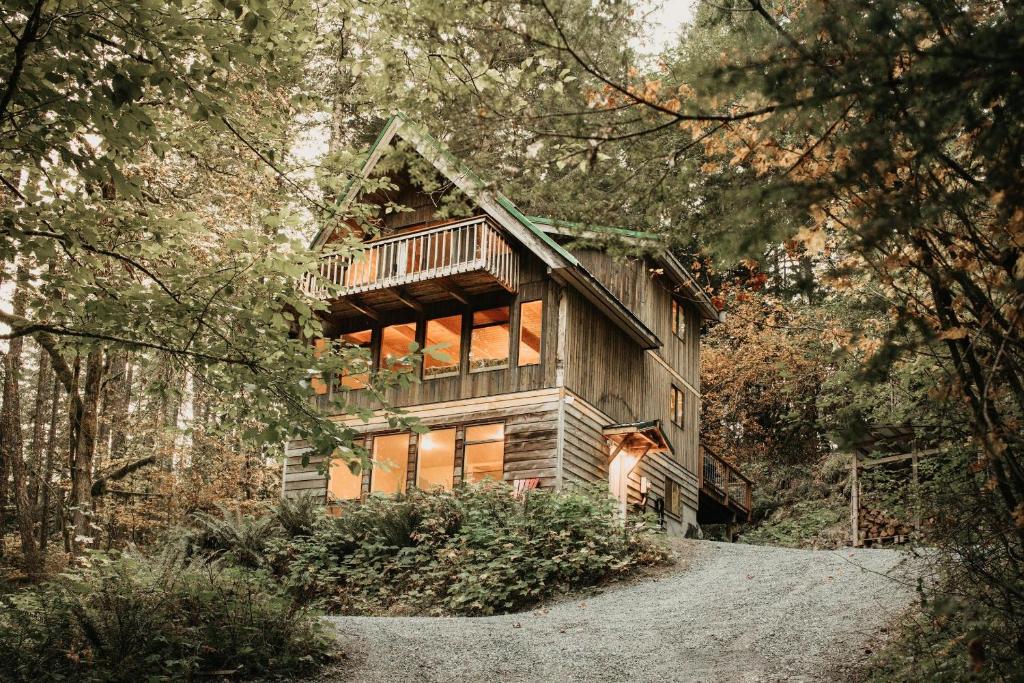 Snowline Cabin 43 - Hot Tub - Pets Ok - Wifi, Glacier