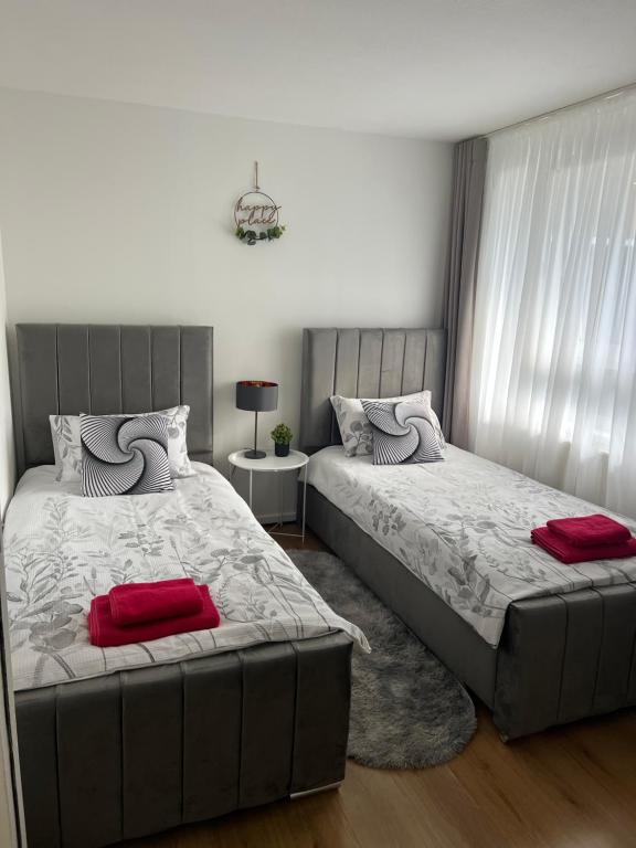 Spacious rooms for rent 10 min from Tower Bridge, Лондон