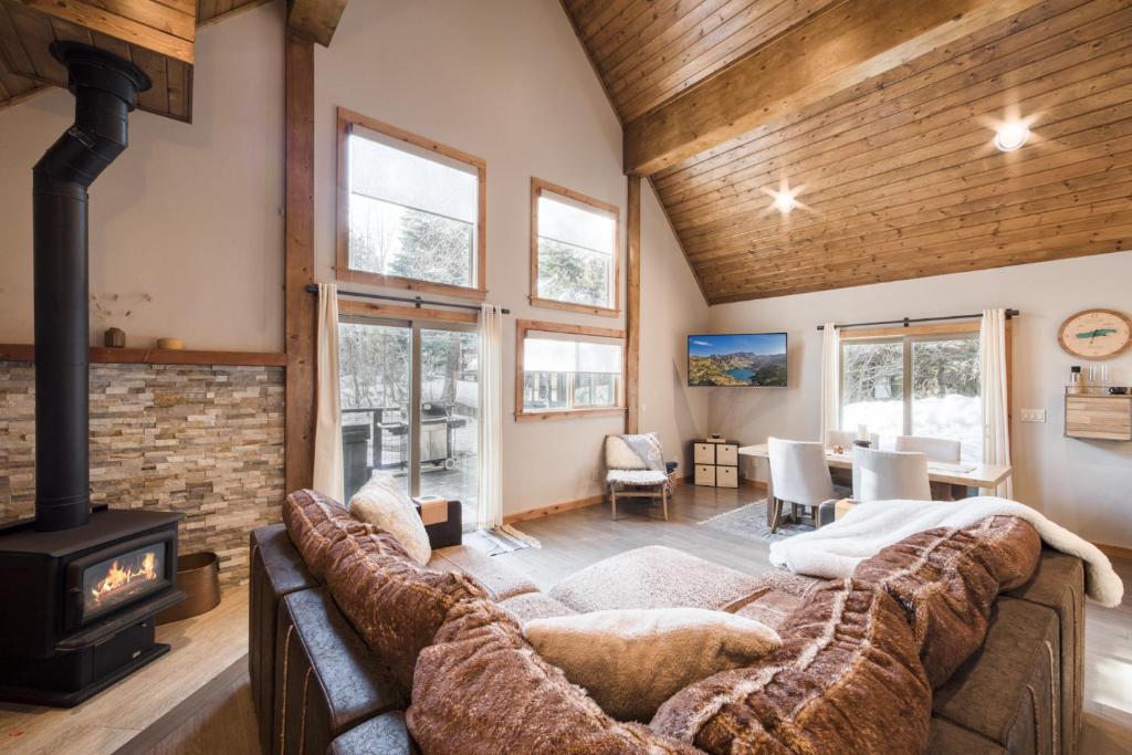 Cabin Fever at Tahoe Donner by Tahoe Getaways - 2 BR with Hot Tub & HOA, Truckee