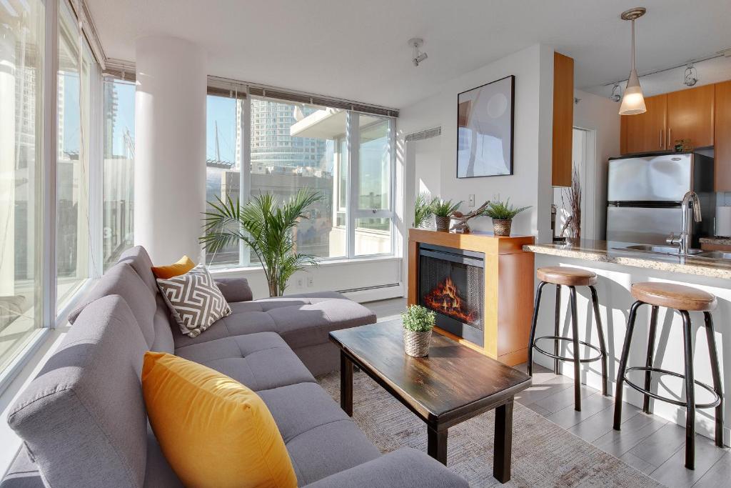 Stylish 2BD Condo in Downtown with Marina View, Vancouver
