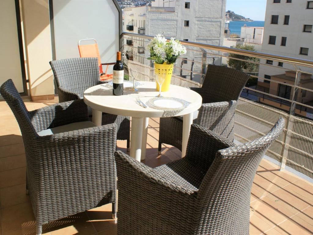 Precioso piso en Roses con piscina y parking AV-18 - 3