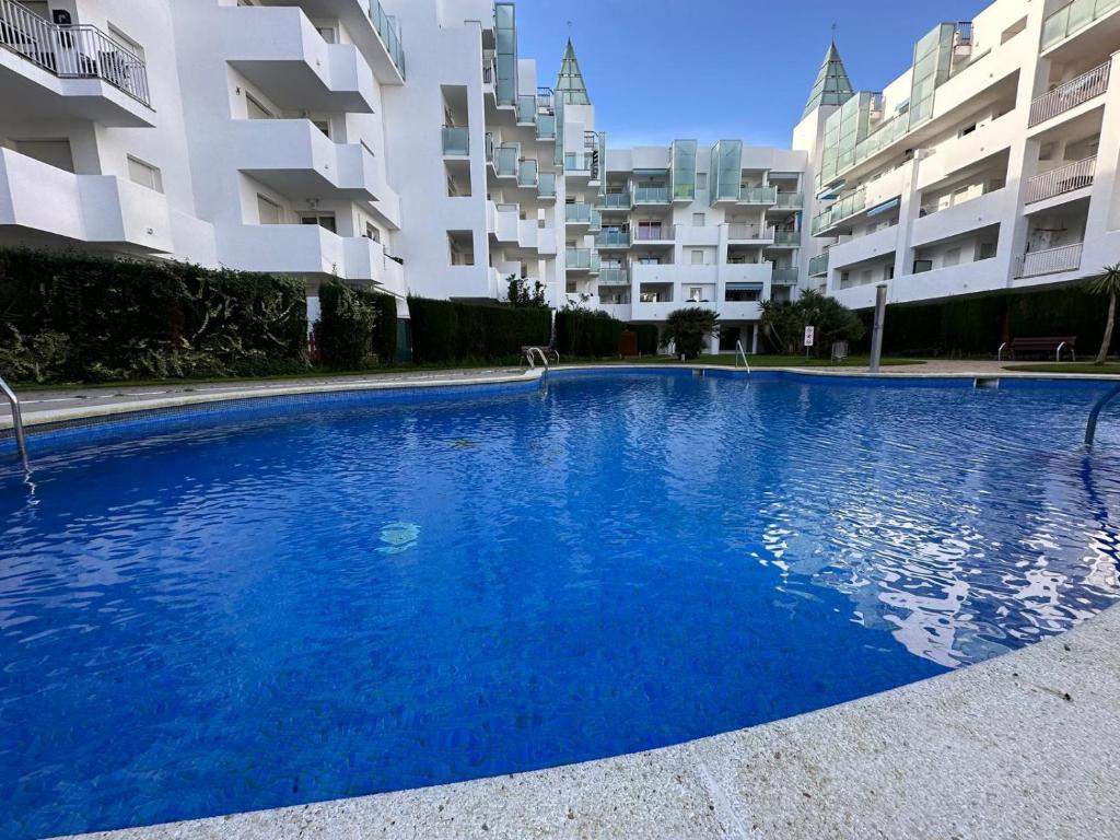 Bonito apartamento con gran terraza y piscina comunitaria AV-08 - 4