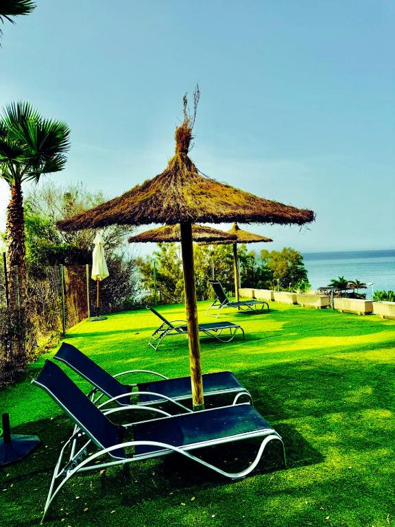 SUNNY HOUSE AT THE BEACH infinity pool shared - 5