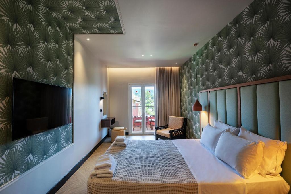 Hotel Coral — Hotel rooms in Roda, Ionian Islands