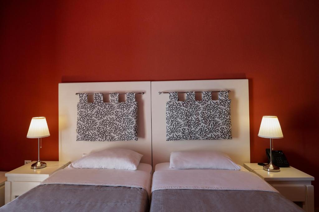 Hotel Coral — Hotel rooms in Roda, Ionian Islands