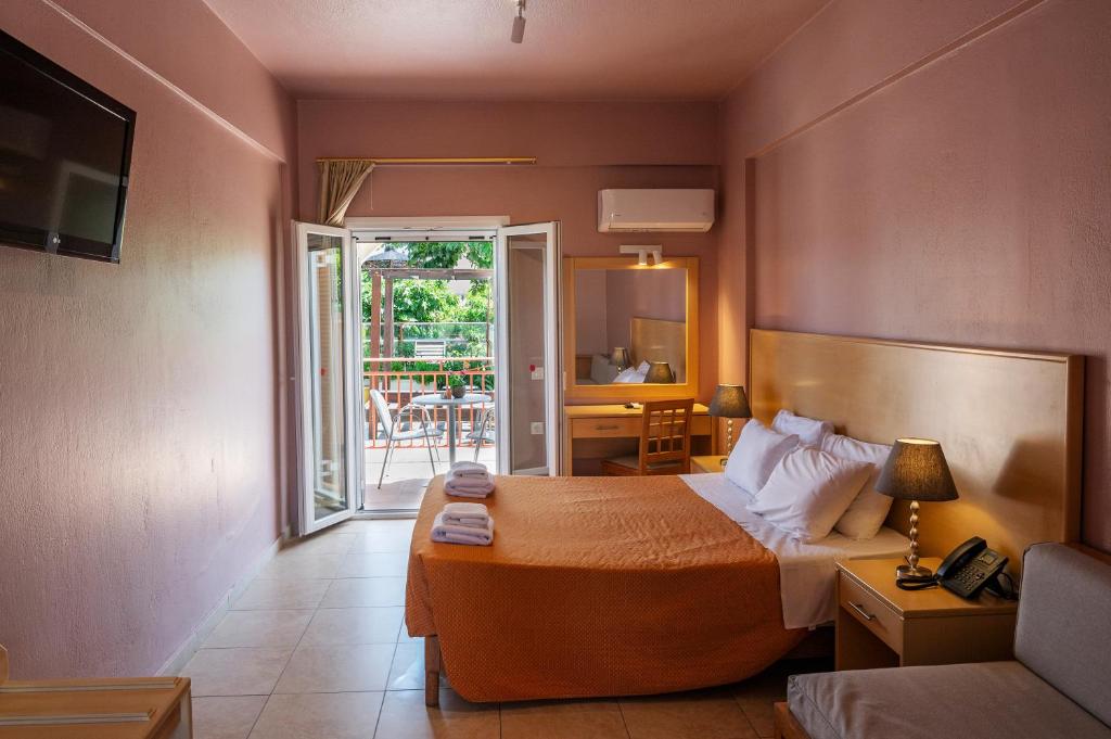 Hotel Coral — Hotel rooms in Roda, Ionian Islands