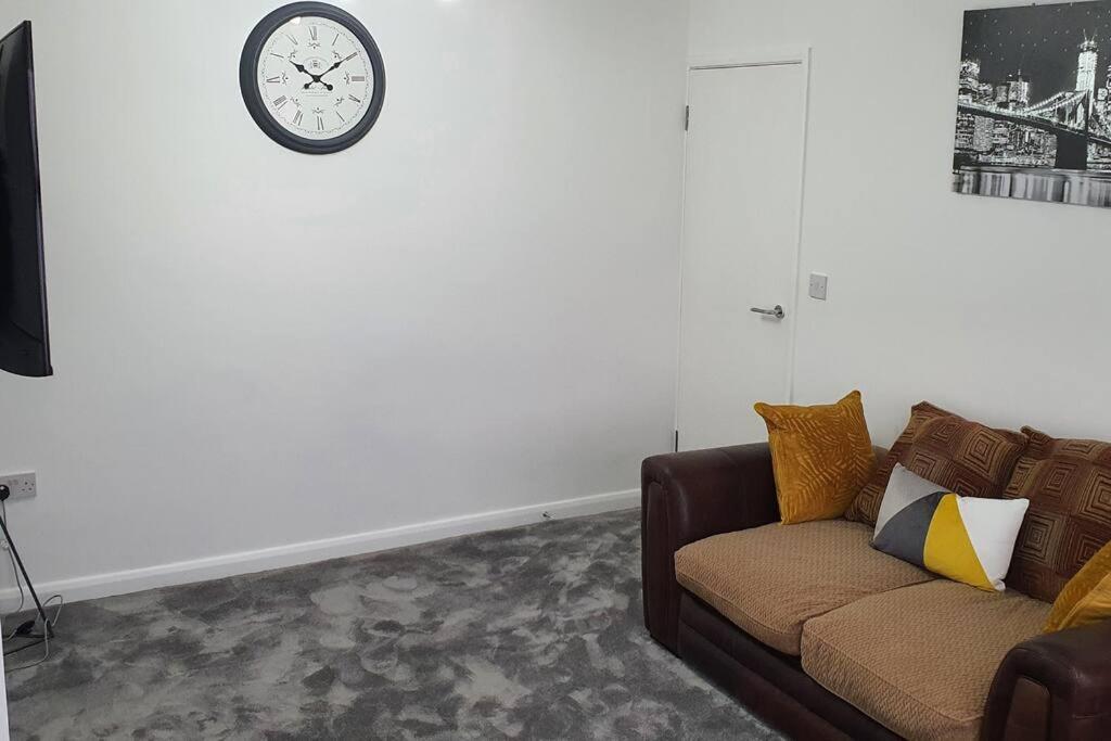 Exquisite and Modern 2 bed Maisonette, Harmondsworth